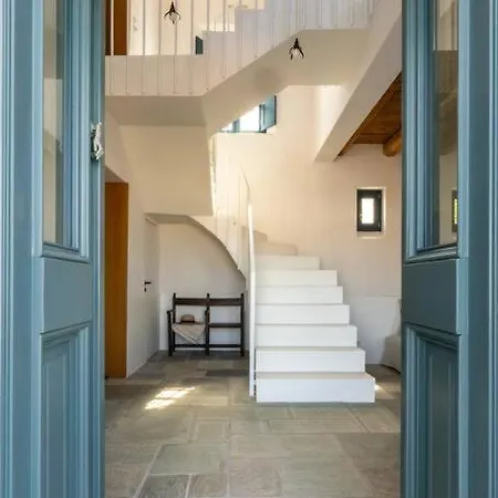 וילה With Pool, Garden And View נאוסה